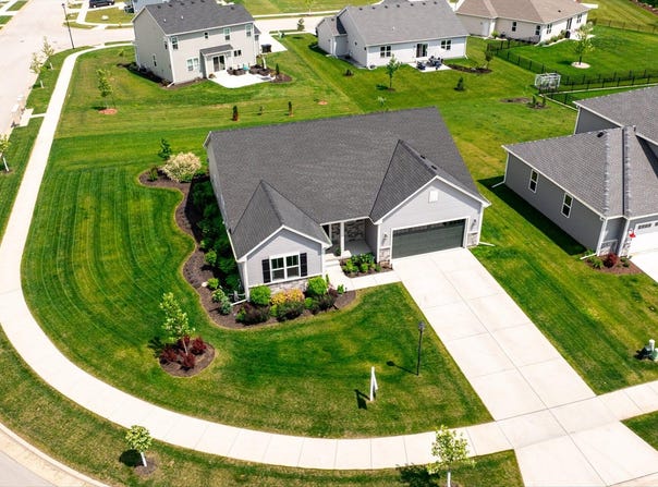 1143 Juniper Ln, Oconomowoc, WI 53066