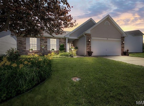 354 Birchwood Crossing Lane, Maryland Heights, MO 63043