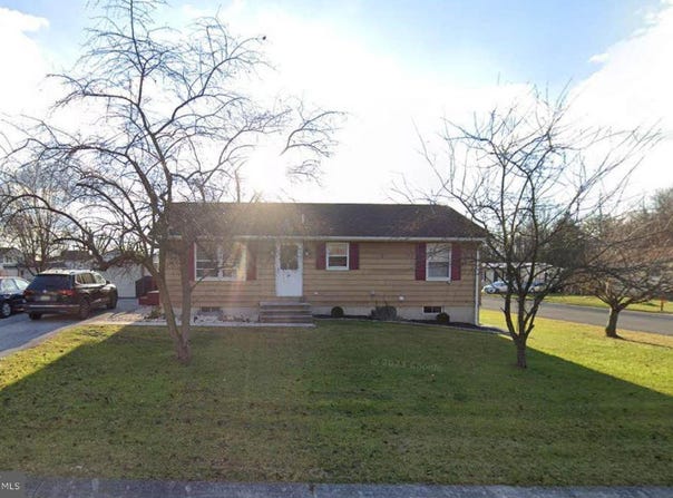 24 PINE LANE, NEW OXFORD, PA 17350