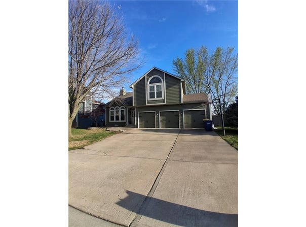 213 NE Dreamweaver Avenue, Lee's Summit, MO 64086