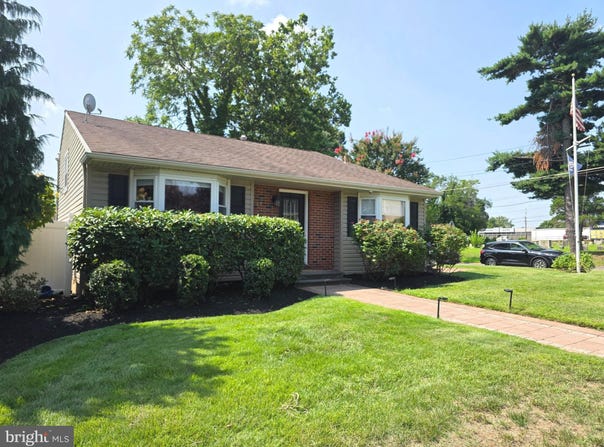 18 E MAPLE AVENUE, BELLMAWR, NJ 08031