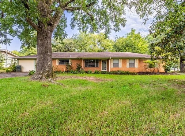 209 E Parker Rd, Nacogdoches, TX 75965