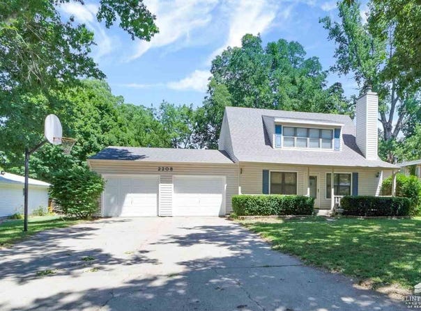 2208 Lawrence Road, Manhattan, KS 66502