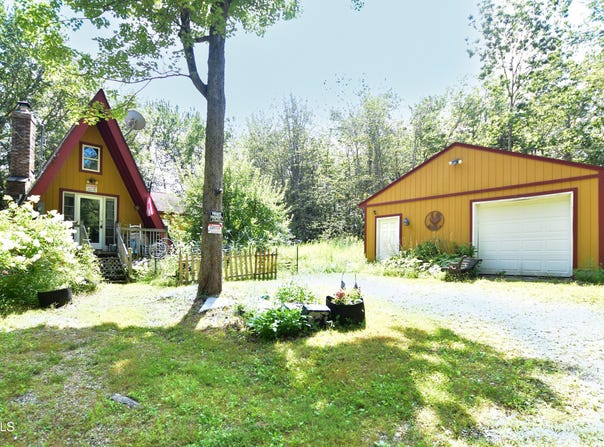 19 Castle Ln, Becket, MA 01223