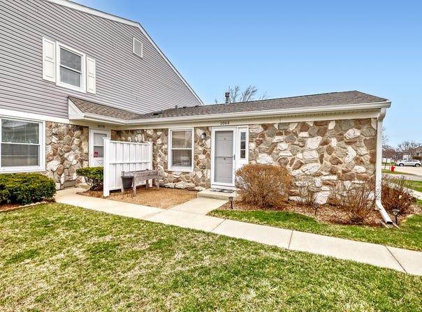 1064 Hampton Harbor, Schaumburg, IL 60193