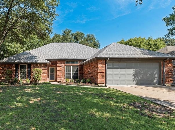101 Clover Lane, Burleson, TX 76028