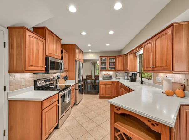 21400 Lancelot Dr, Brookfield, WI 53045