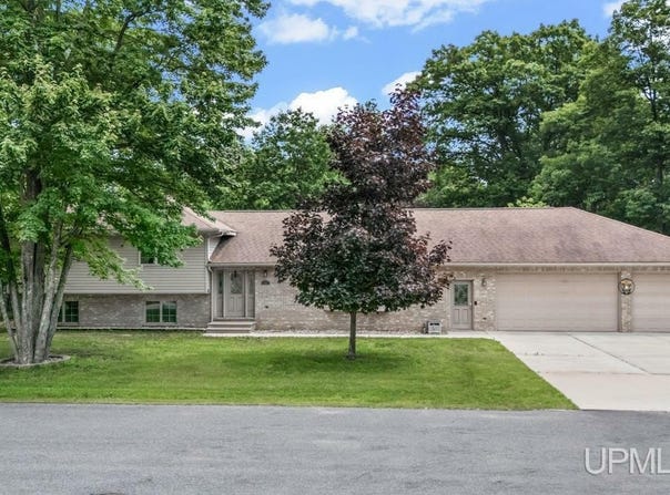 427 27TH STREET, GLADSTONE, MI 49837