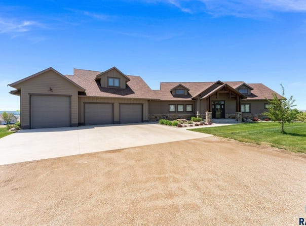 48290 Arrowhead Pl, Canton, SD 57013