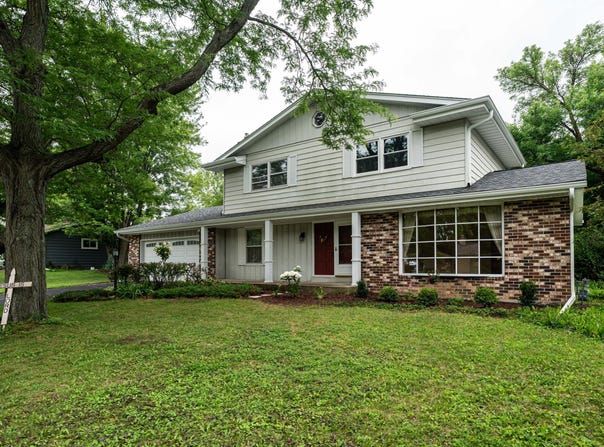 821 Buckingham Cir, Hartland, WI 53029