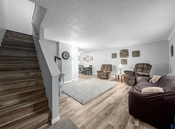 101 N Pipestone St, Brandon, SD 57005