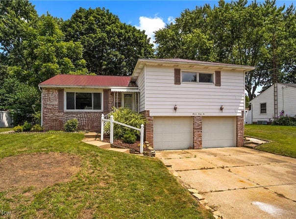 1132 Clearmount Avenue SE, North Canton, OH 44720