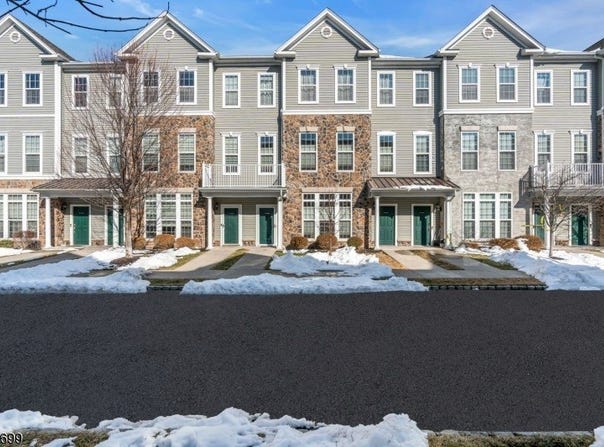 17 Jasmine Ln, Garfield City, NJ 07026-3566