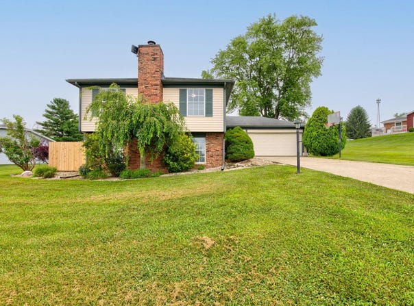 1925 E Woodside Village Drive, Connersville, IN 47331