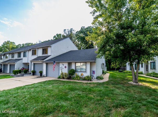 39 Lexington Circle, Matawan, NJ 07747