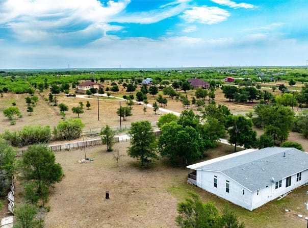 1400 Seminole Trl, Dale, TX 78616