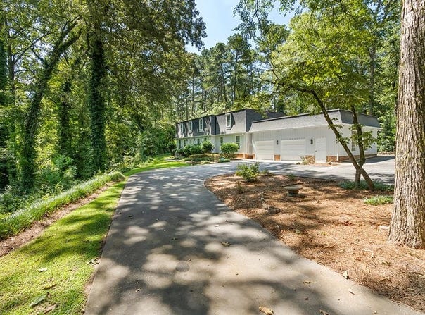 101 Longwood Ln., Greenwood, SC 29646