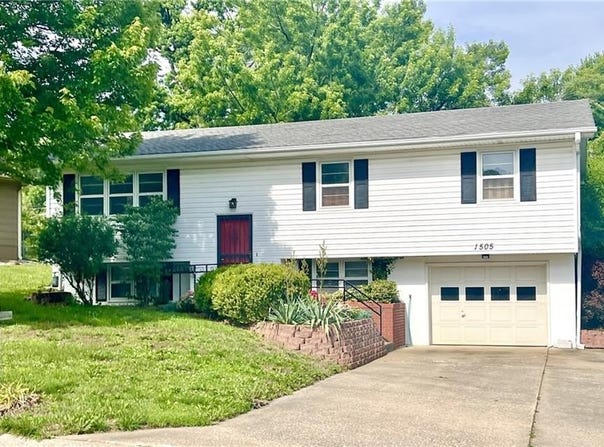 1505 Safari Drive, St Joseph, MO 64506