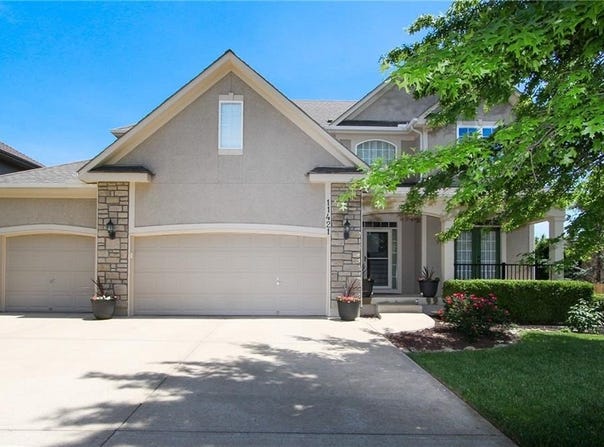 11421 S Lakecrest Drive, Olathe, KS 66061