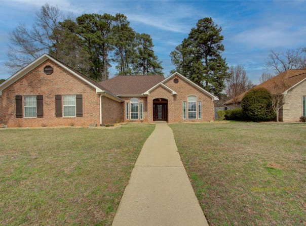 122 Corley Circle, Wake Village, TX 75501