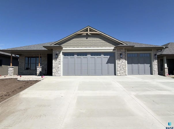 7004 E Copper Stone Cir, Sioux Falls, SD 57110