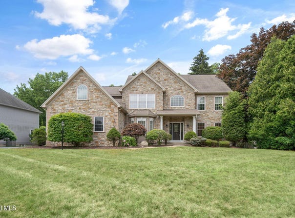 4 Stoney Heights Court, Clifton Park, NY 12065