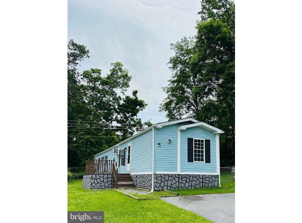 606 FANCY FILLY CIRCLE, MARTINSBURG, WV 25403
