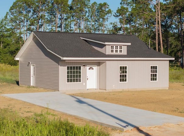 110 Peach Ln, Baxley, GA 31513