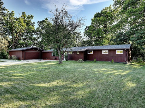 N6539 Peck Station Rd, Elkhorn, WI 53121