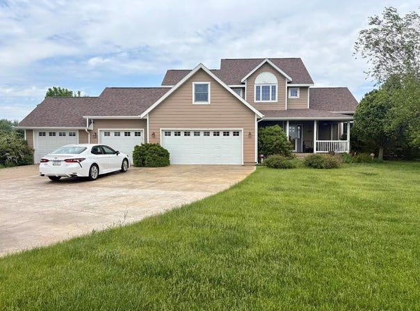 110 Spring Valley Dr., Livermore, IA 50558