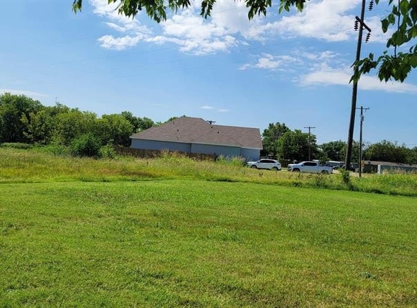 1004 S Smith Street, Ennis, TX 75119