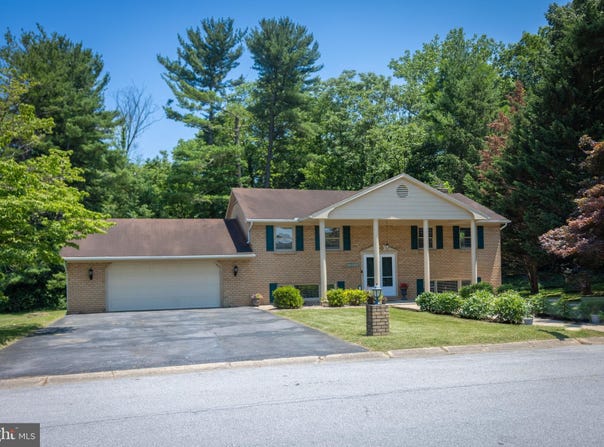 10813 WILCOX DRIVE, WILLIAMSPORT, MD 21795