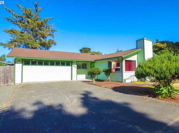 825 SEABREEZE TER, Coos Bay, OR 97420