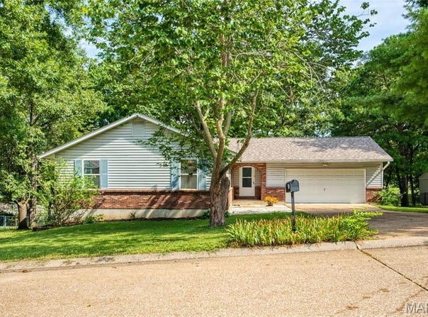 6131 Barrington Oaks Drive, Cedar Hill, MO 63016