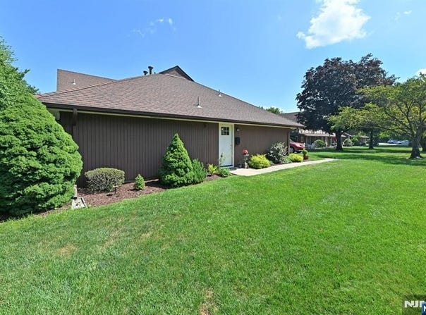 19-1 Tamaron Drive, Waldwick, NJ 07463
