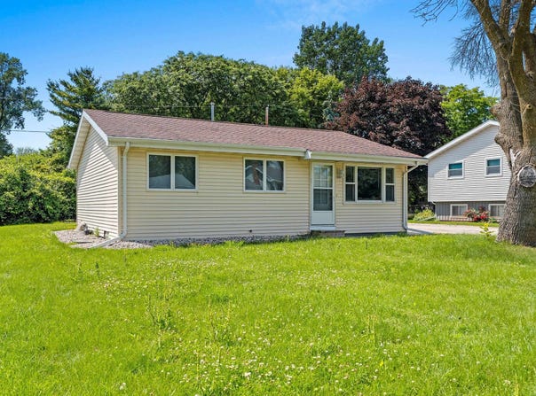 1008 MEADOWVIEW Drive, MENASHA, WI 54952