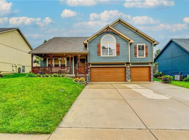 108 Surrey Court, Smithville, MO 64089