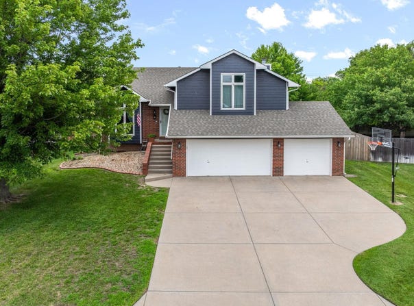 424 N Walnut Creek Dr, Derby, KS 67037