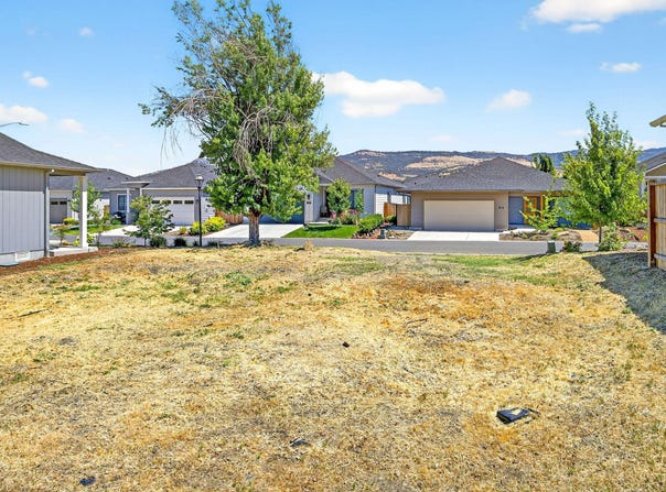 221 Christopher Way, Talent, OR 97540
