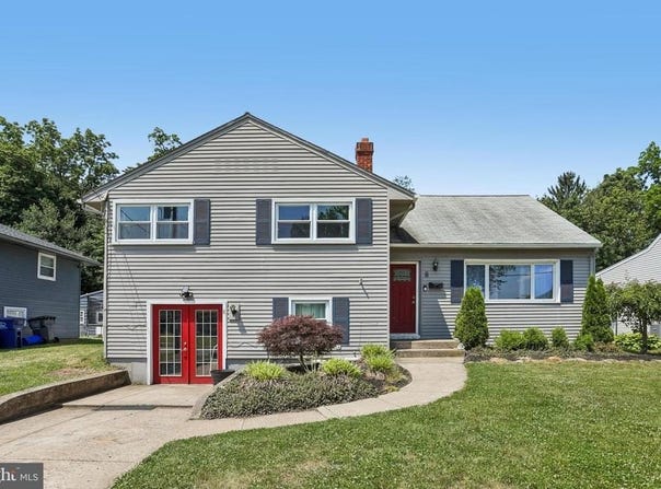 8 ROSE LANE, BURLINGTON, NJ 08016