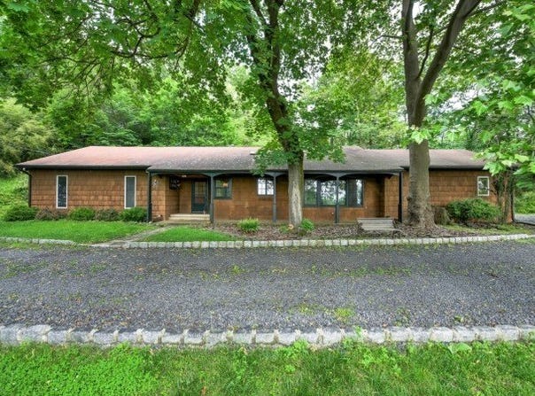 306 Warrenville Rd, Green Brook Twp., NJ 08812-1907