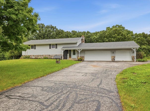 W362S10050 Lewin Ln, Eagle, WI 53119
