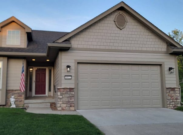 6012 Stonepointe Ct, Johnston, IA 50131