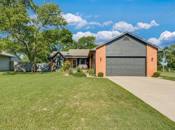 337 N Bentwood Dr, Rose Hill, KS 67133