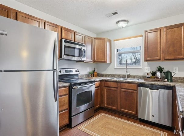 1361 Forest Creek, St Peters, MO 63303