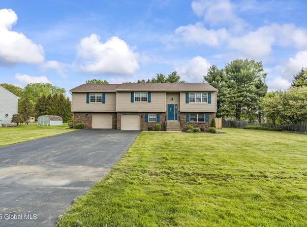 22 Cedarwood Drive, Malta, NY 12019