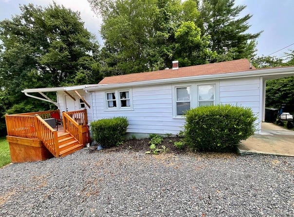 61 Cricket Ln, Galax, VA 24333