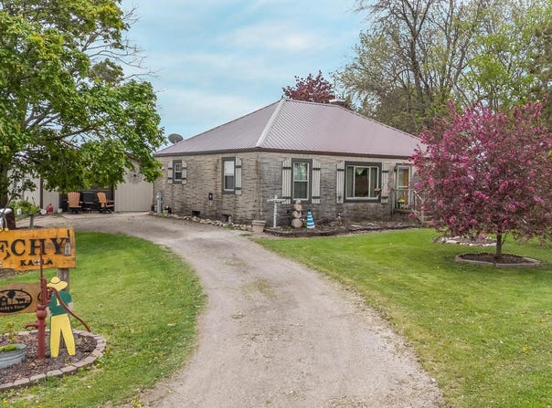 W8749 HUNTERS Road, HORTONVILLE, WI 54944