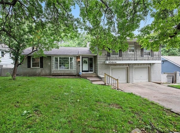 10644 BRIDLESPUR Drive, Kansas City, MO 64114