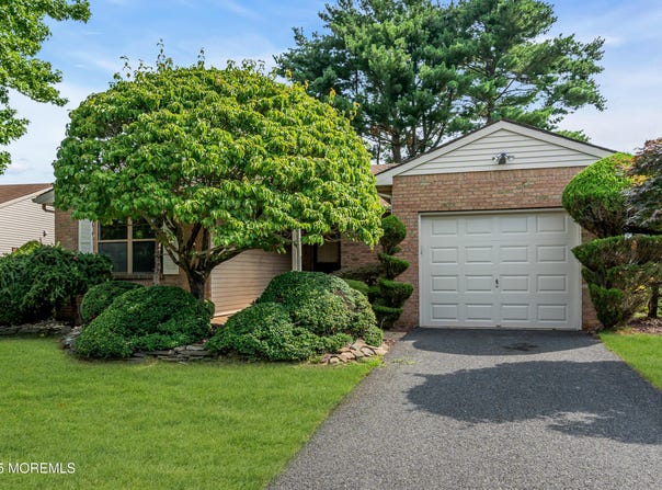 47 Lakeview Drive, Marlboro, NJ 07746
